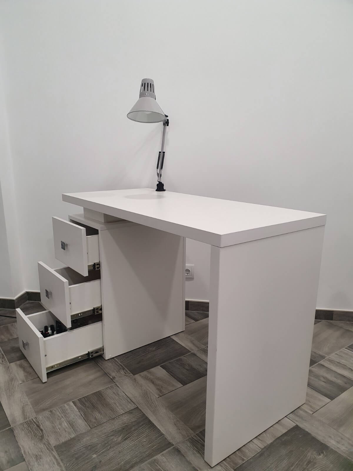 столик для майстра манікюра